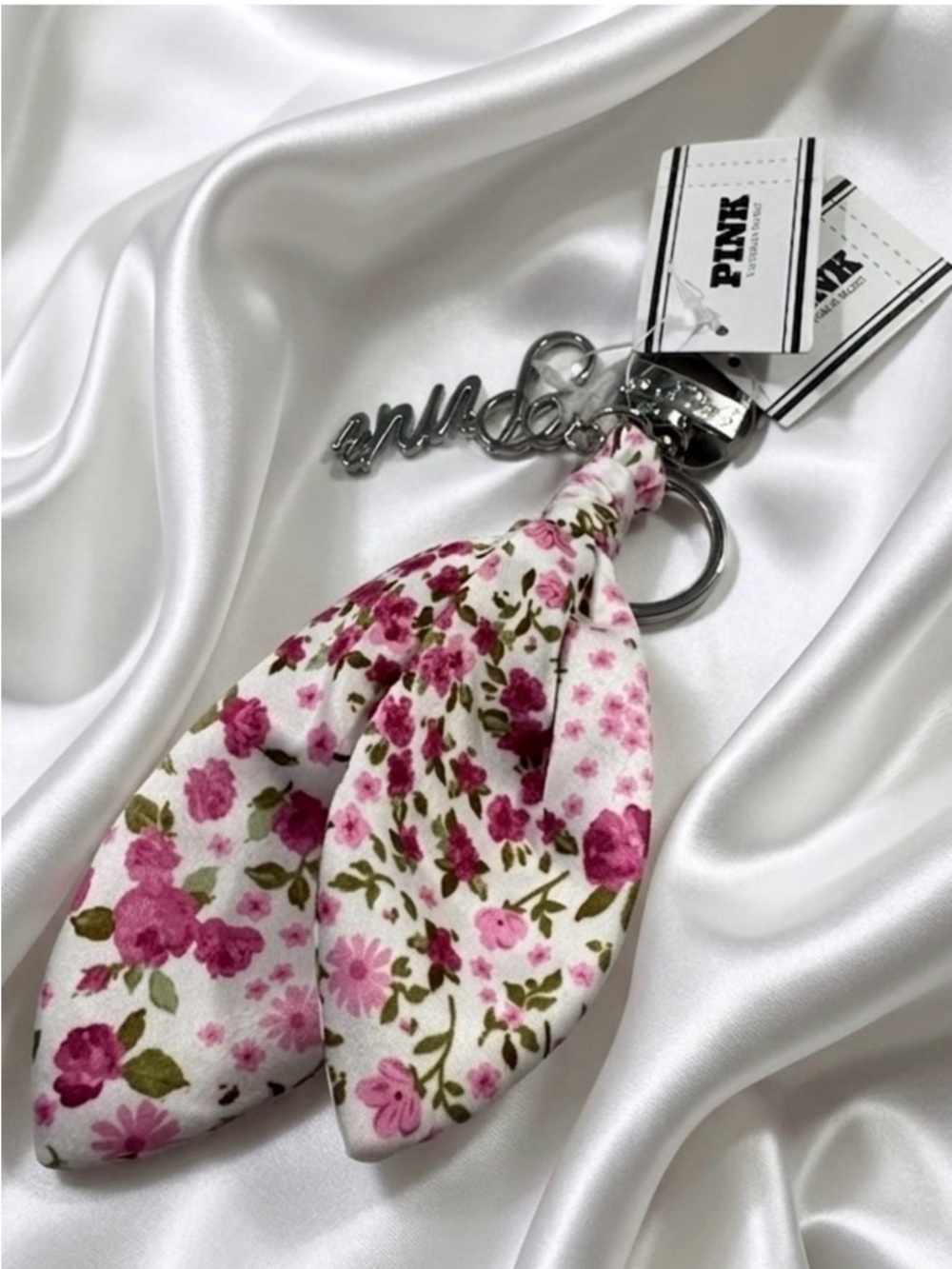 PINK
SCARF KEYCHAIN CHARM
